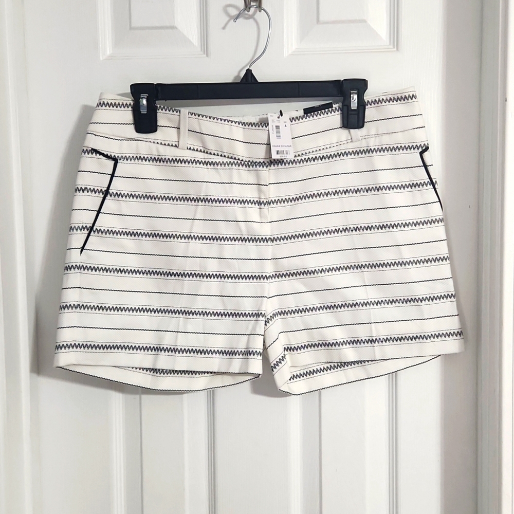 NWT. ladies Limited textured shorts sz. 4